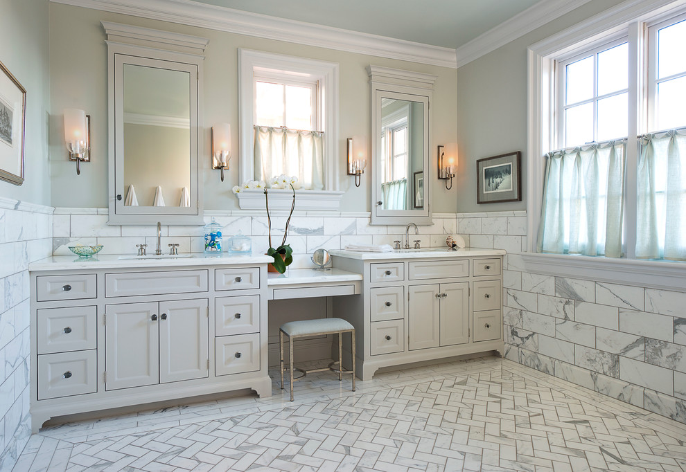 Foto på ett stort vintage en-suite badrum, med luckor med infälld panel, vita skåp, vit kakel, stenkakel, vita väggar, travertin golv, ett undermonterad handfat, marmorbänkskiva och grått golv