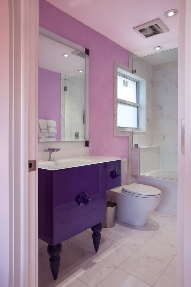 マイアミにあるラグジュアリーな中くらいなトランジショナルスタイルのおしゃれな子供用バスルーム (ピンクの壁) の写真