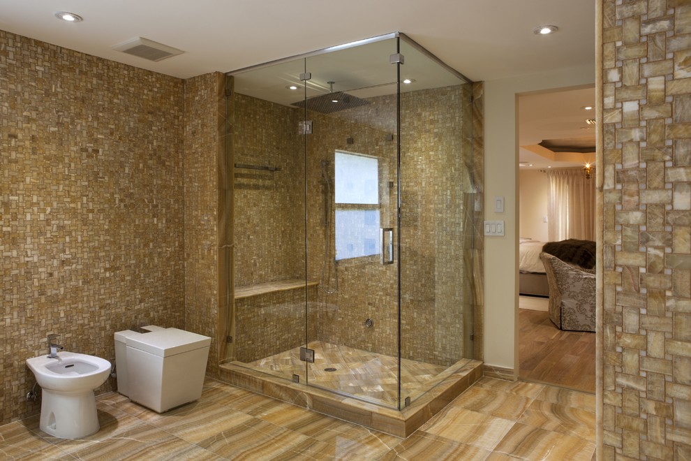 Réalisation d'une grande salle de bain principale tradition avec un plan de toilette en quartz modifié.