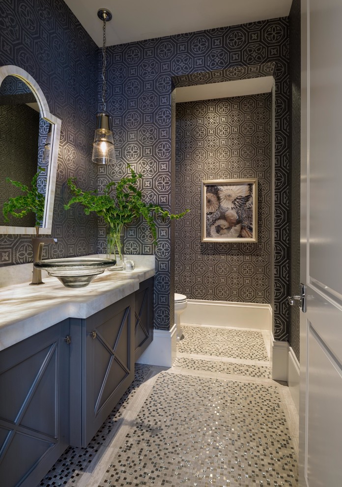 На фото: ванная комната в стиле неоклассика (современная классика) с синей плиткой, синими стенами и разноцветным полом с