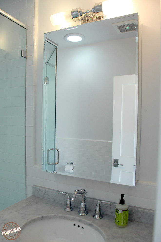 Idéer för ett mellanstort modernt badrum med dusch, med öppna hyllor, en hörndusch, vit kakel, porslinskakel, vita väggar, klinkergolv i porslin, ett undermonterad handfat och marmorbänkskiva