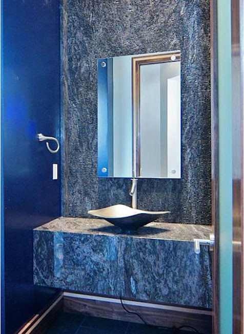 Modernes Badezimmer mit Aufsatzwaschbecken, Granit-Waschbecken/Waschtisch, blauen Fliesen, Mosaikfliesen und blauer Wandfarbe in Denver