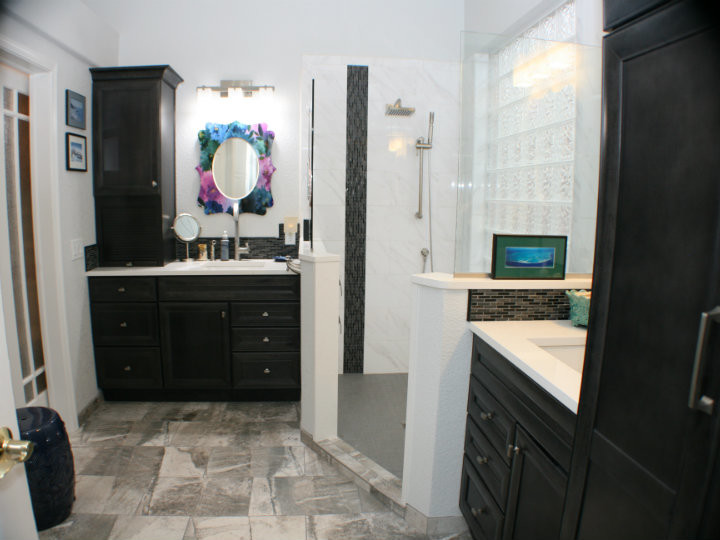 Ejemplo de cuarto de baño principal tradicional renovado con lavabo bajoencimera, puertas de armario de madera en tonos medios, encimera de cuarzo compacto, ducha abierta y baldosas y/o azulejos multicolor