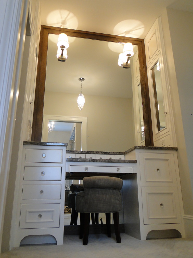 Ejemplo de cuarto de baño principal ecléctico pequeño con armarios con rebordes decorativos, puertas de armario blancas, encimera de granito, paredes beige y suelo de baldosas de cerámica