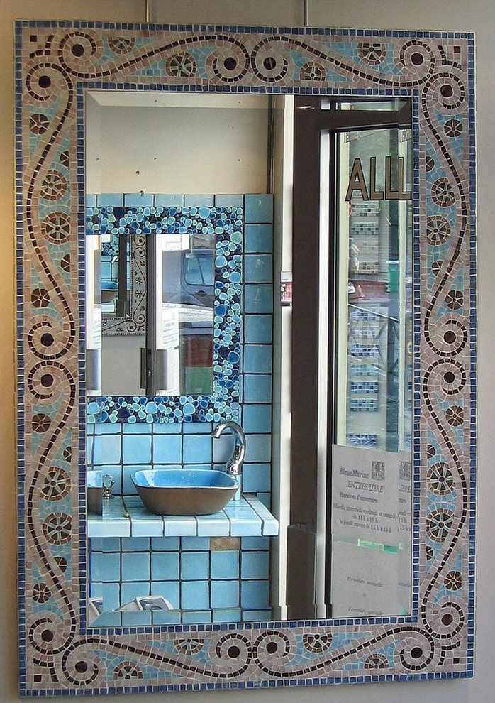 Foto di una stanza da bagno mediterranea con piastrelle di vetro