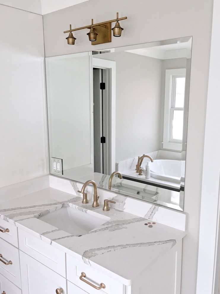 Idéer för att renovera ett mellanstort funkis en-suite badrum, med ett undermonterad handfat