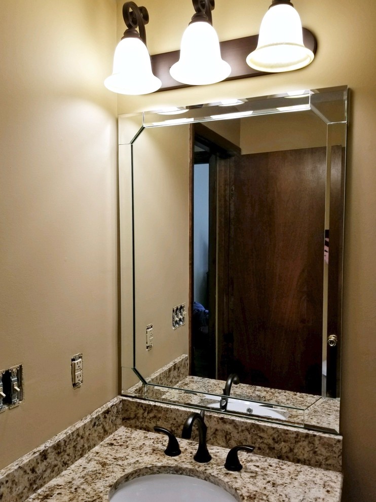 Imagen de cuarto de baño tradicional renovado pequeño con aseo y ducha y lavabo bajoencimera