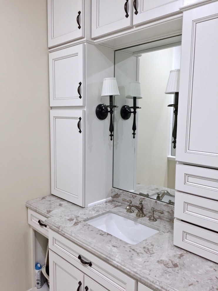 Imagen de cuarto de baño principal clásico pequeño con lavabo bajoencimera