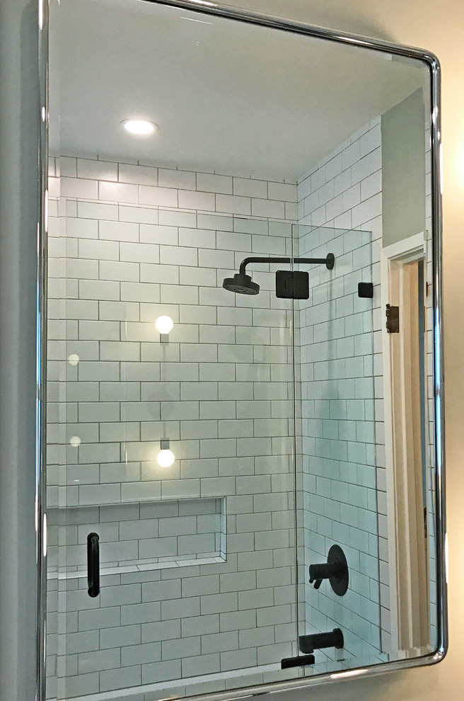 Exempel på ett litet industriellt en-suite badrum, med släta luckor, bruna skåp, ett platsbyggt badkar, en dusch i en alkov, en bidé, grå kakel, marmorkakel, gröna väggar, klinkergolv i keramik, ett undermonterad handfat, bänkskiva i betong, grått golv och med dusch som är öppen