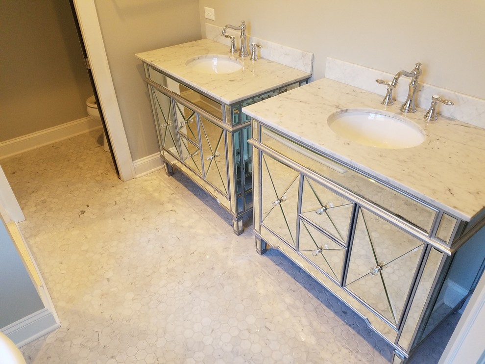Foto på ett mellanstort vintage vit en-suite badrum, med möbel-liknande, ett badkar med tassar, en dusch i en alkov, grå väggar, marmorgolv, ett undermonterad handfat, marmorbänkskiva, vitt golv och dusch med gångjärnsdörr