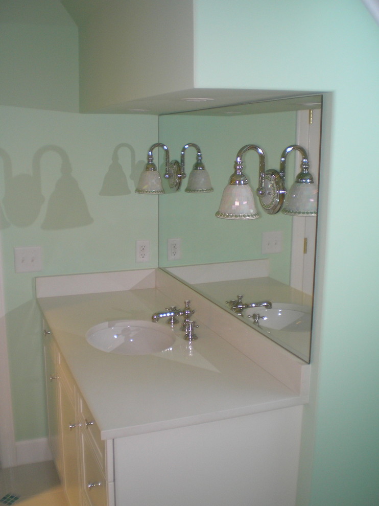 Idéer för ett litet modernt en-suite badrum, med ett konsol handfat, luckor med profilerade fronter, vita skåp och gröna väggar