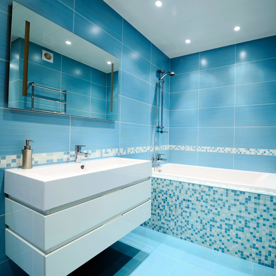 Mittelgroßes Modernes Badezimmer mit Wandwaschbecken, weißen Schränken, Eckbadewanne, Duschbadewanne, blauen Fliesen, Glasfliesen, blauer Wandfarbe und Keramikboden in Portland