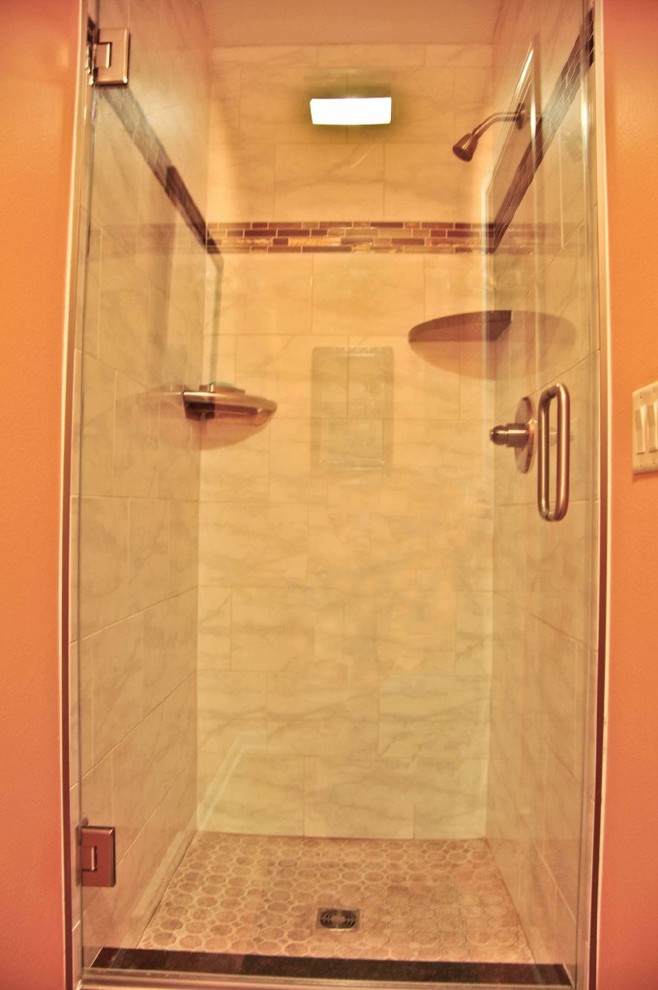 Idée de décoration pour une petite salle de bain principale méditerranéenne avec une douche ouverte, un carrelage beige, des carreaux de porcelaine, un sol en carrelage de porcelaine et un mur orange.