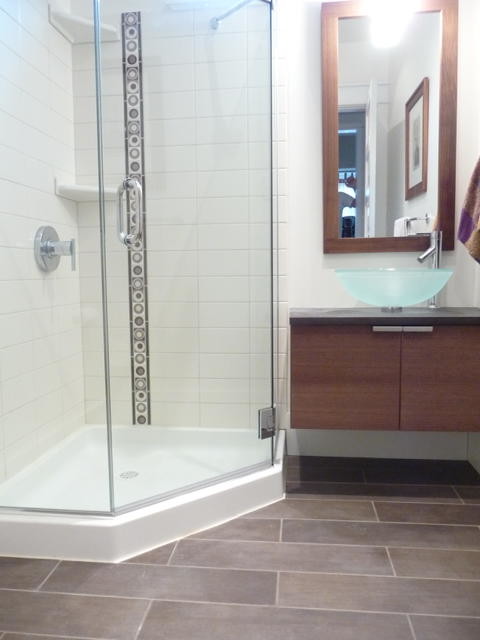シアトルにあるミッドセンチュリースタイルのおしゃれな浴室 (セラミックタイル、磁器タイルの床) の写真