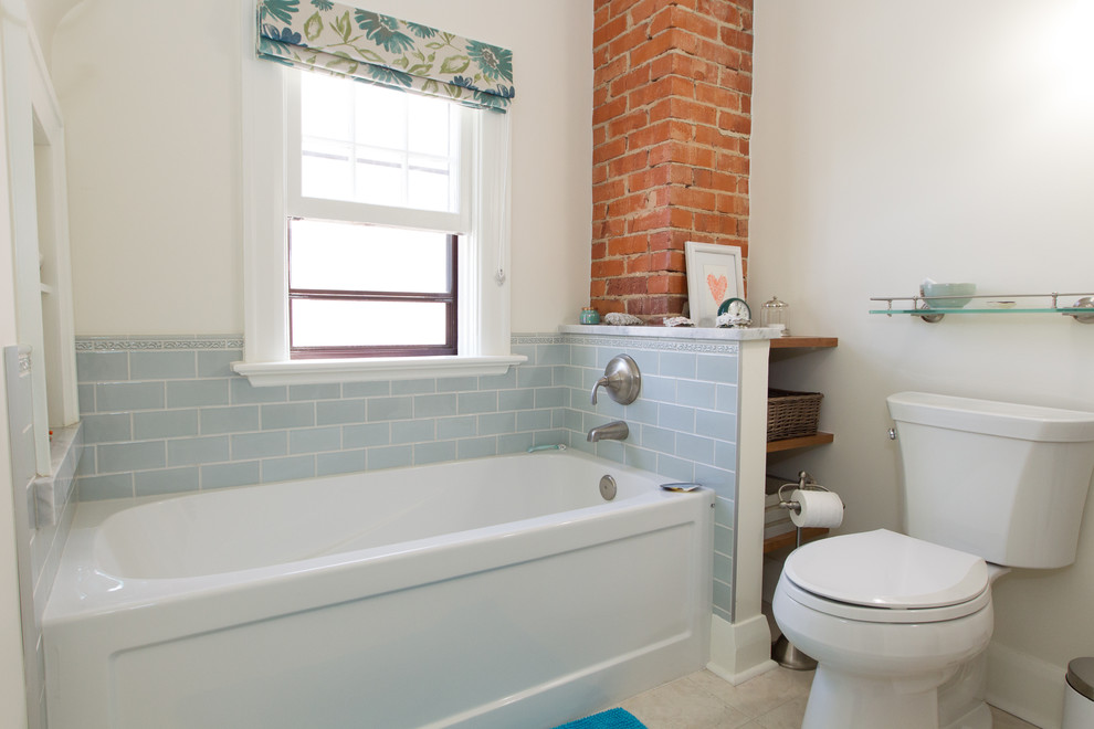 Foto di una piccola stanza da bagno chic con vasca ad angolo, piastrelle blu, piastrelle in ceramica, pareti bianche e lavabo a colonna