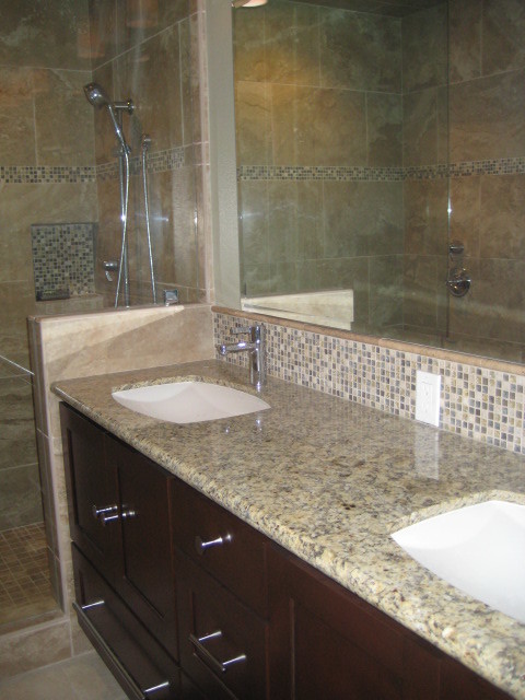Foto di una stanza da bagno bohémian con lavabo sottopiano, ante in stile shaker, ante in legno bruno, vasca ad alcova, doccia aperta e top in granito