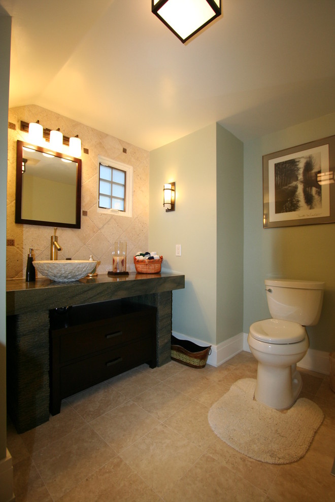 Idéer för ett eklektiskt badrum, med ett fristående handfat, möbel-liknande, skåp i mörkt trä, granitbänkskiva och beige kakel