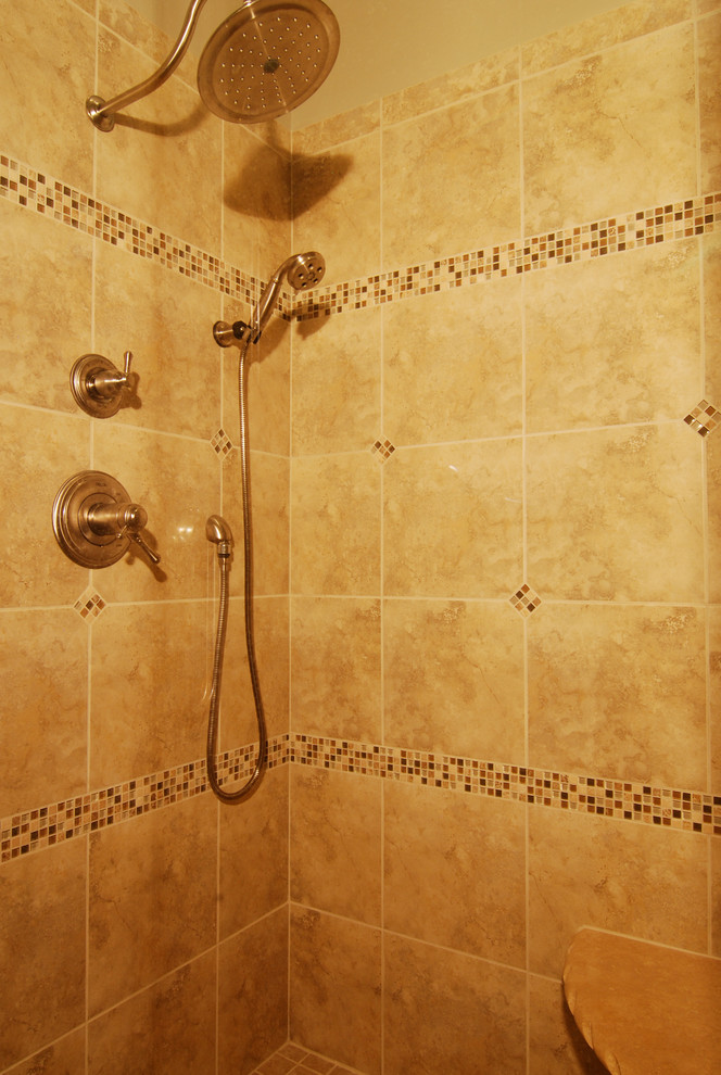 Idee per una stanza da bagno padronale minimalista di medie dimensioni con doccia alcova, piastrelle marroni, piastrelle a mosaico e pavimento in gres porcellanato
