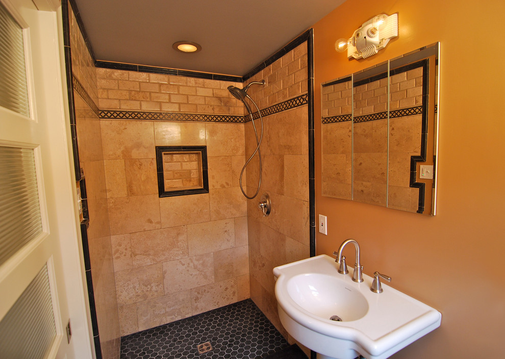 На фото: маленькая главная ванная комната в стиле модернизм с раковиной с пьедесталом, душем в нише, коричневой плиткой, керамогранитной плиткой, оранжевыми стенами и полом из сланца для на участке и в саду с
