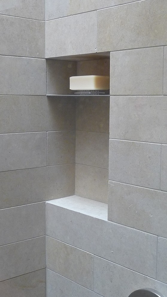 Diseño de cuarto de baño minimalista pequeño con ducha abierta, baldosas y/o azulejos beige, baldosas y/o azulejos de piedra y aseo y ducha
