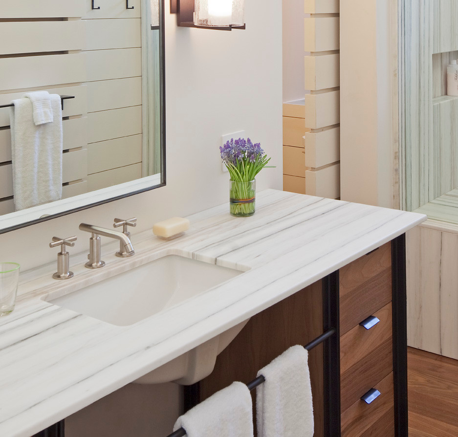 Aménagement d'une petite salle de bain principale moderne en bois brun avec un lavabo encastré, un placard en trompe-l'oeil, un plan de toilette en marbre, une douche ouverte, un mur blanc et parquet foncé.