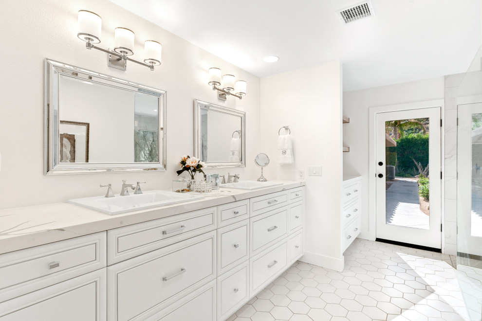 Imagen de cuarto de baño principal, doble y a medida tradicional renovado grande con armarios con paneles con relieve, puertas de armario blancas, paredes blancas, lavabo encastrado, suelo blanco y encimeras grises