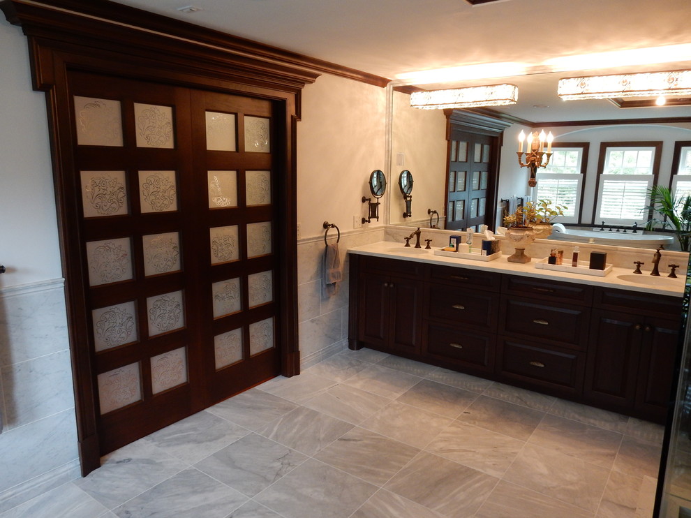 Großes Modernes Badezimmer En Suite mit dunklen Holzschränken, freistehender Badewanne, Porzellan-Bodenfliesen, integriertem Waschbecken und grauem Boden in Philadelphia