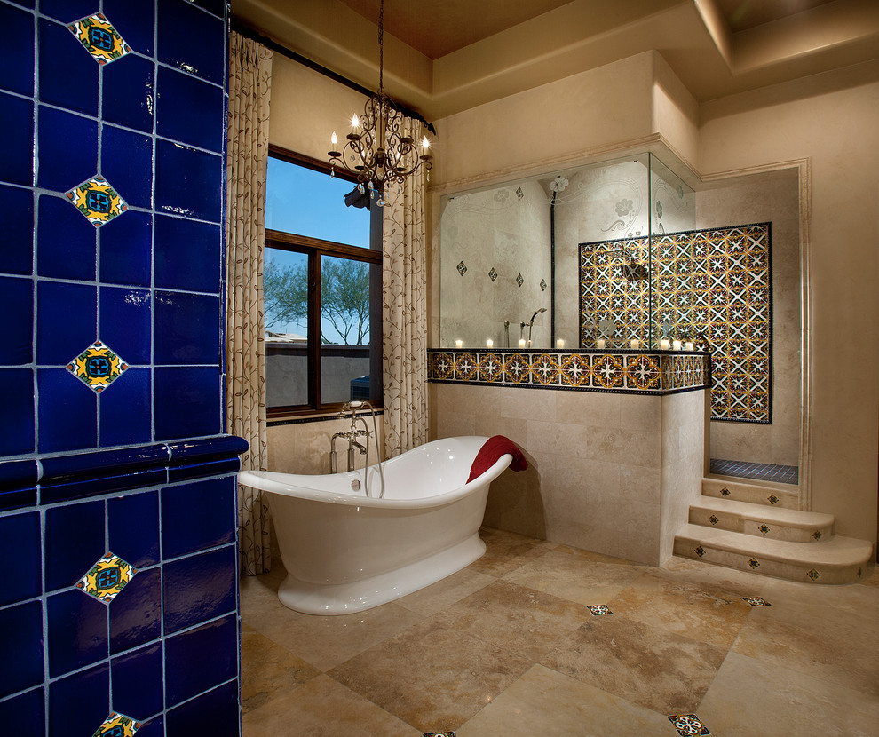 На фото: большая главная ванная комната в средиземноморском стиле с отдельно стоящей ванной, угловым душем, разноцветной плиткой, керамической плиткой, бежевыми стенами и полом из травертина с