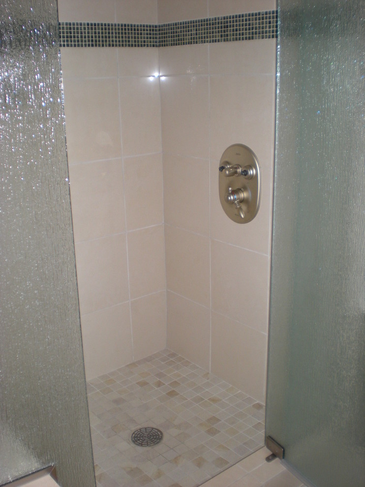Example of an eclectic bathroom design in Denver