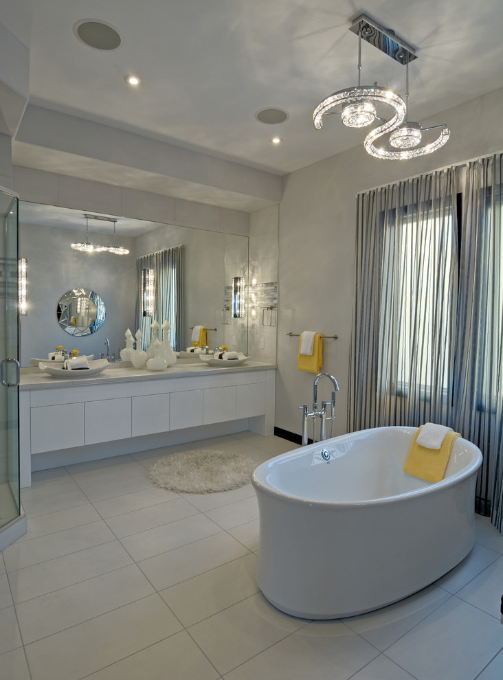 Großes Modernes Badezimmer mit freistehender Badewanne, Eckdusche, Porzellanfliesen und Porzellan-Bodenfliesen in Sonstige