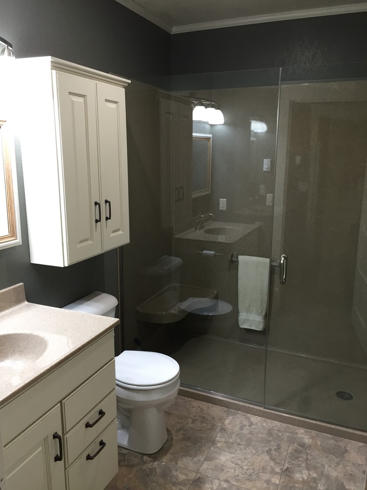 На фото: ванная комната в классическом стиле с белыми фасадами, раздельным унитазом, серыми стенами, монолитной раковиной, столешницей из оникса, бежевым полом и душем с раздвижными дверями