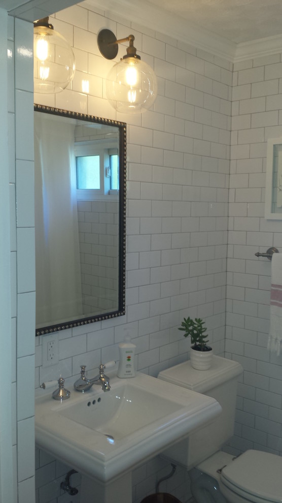 На фото: маленькая ванная комната в классическом стиле с унитазом-моноблоком, белой плиткой, белыми стенами, душевой кабиной и раковиной с пьедесталом для на участке и в саду