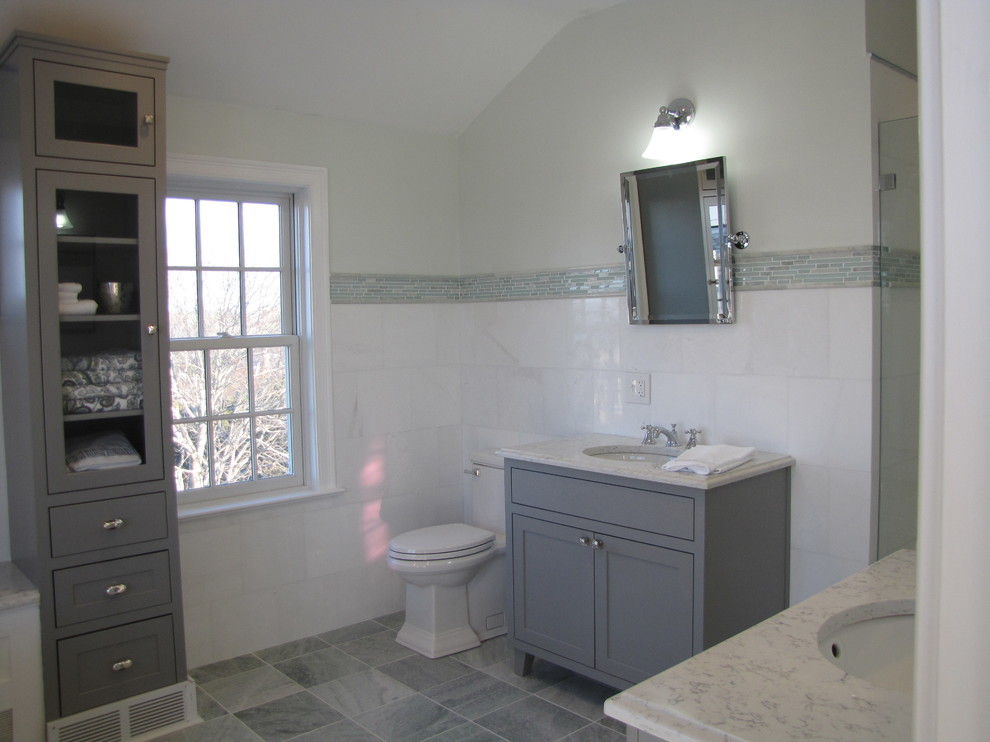 Aménagement d'une grande salle de bain principale classique avec un placard à porte shaker, des portes de placard grises, WC à poser, un carrelage bleu, des carreaux en allumettes, un mur blanc, un sol en carrelage de porcelaine et un lavabo encastré.
