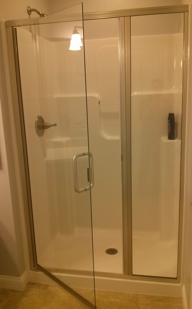 Пример оригинального дизайна: ванная комната в классическом стиле с душем в нише и душем с распашными дверями