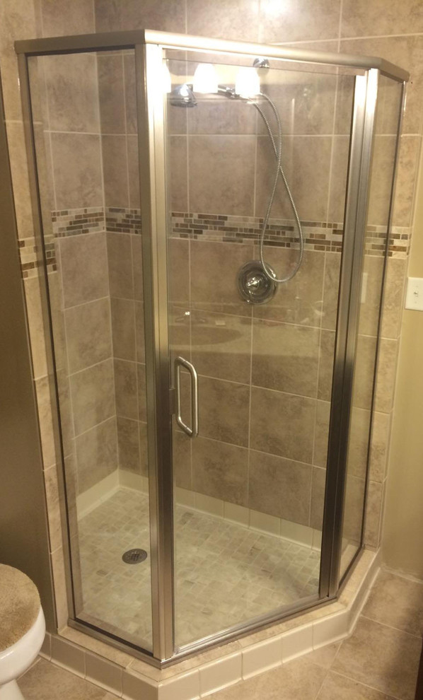 Foto de cuarto de baño tradicional con ducha empotrada