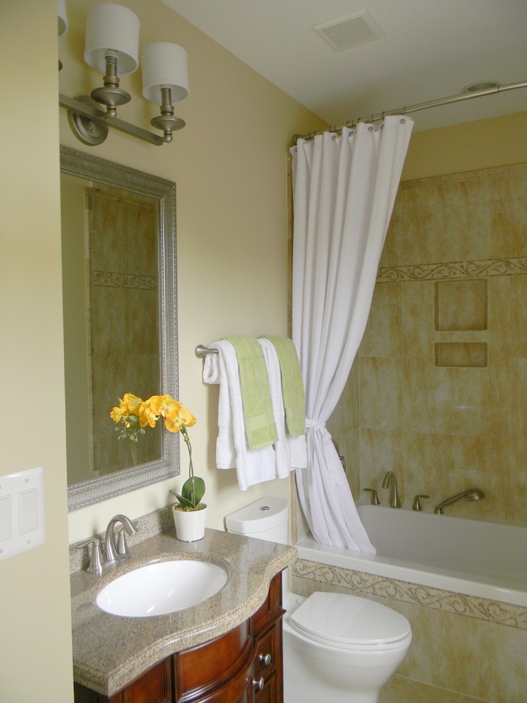 Пример оригинального дизайна: маленькая ванная комната в классическом стиле с врезной раковиной, фасадами островного типа, фасадами цвета дерева среднего тона, столешницей из искусственного кварца, душем над ванной, раздельным унитазом, желтой плиткой, желтыми стенами и полом из известняка для на участке и в саду