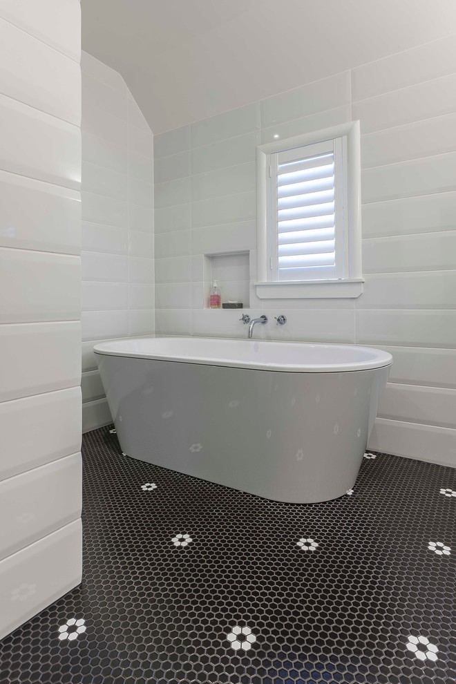 Idéer för ett modernt badrum, med skåp i shakerstil, vita skåp, ett fristående badkar, svart kakel, svart och vit kakel, vit kakel, vita väggar, mosaikgolv och ett nedsänkt handfat
