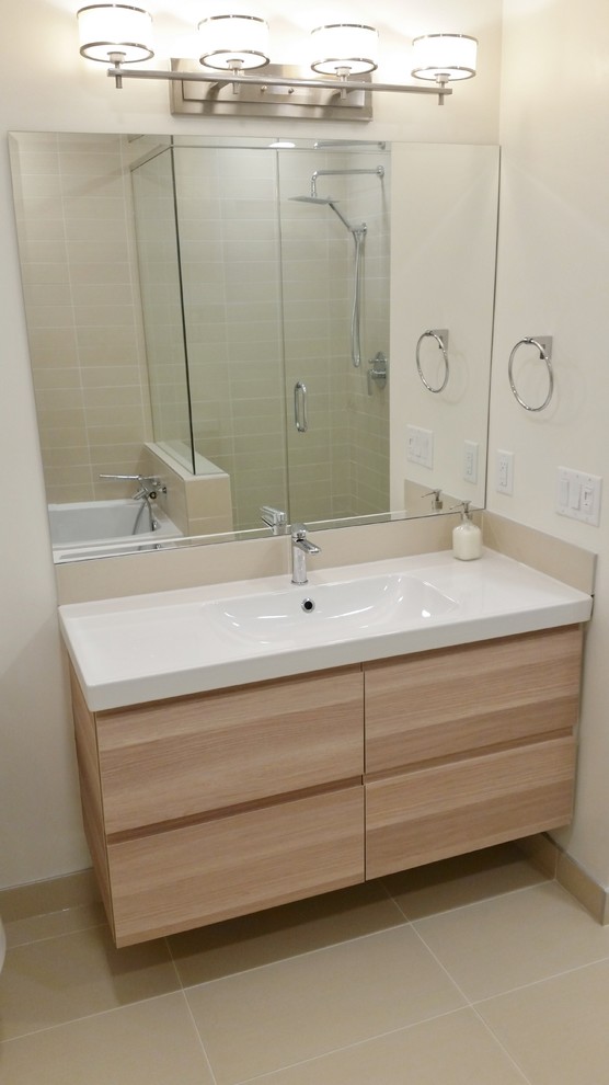 Diseño de cuarto de baño principal moderno pequeño con armarios con paneles lisos, puertas de armario de madera clara, ducha esquinera, baldosas y/o azulejos verdes y baldosas y/o azulejos de cerámica
