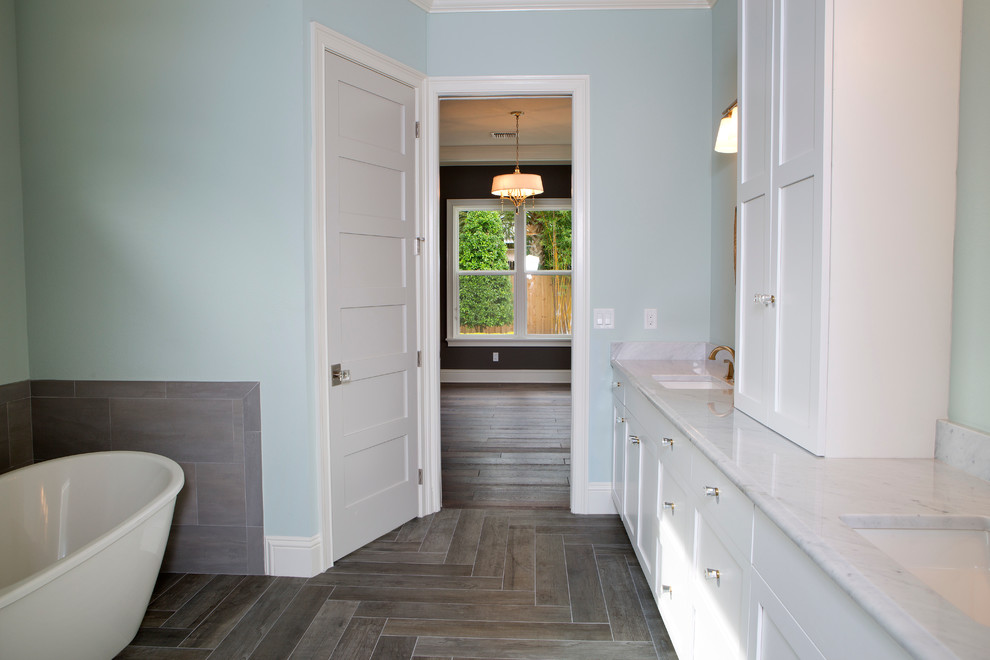 Ejemplo de cuarto de baño principal clásico renovado grande con lavabo bajoencimera, armarios estilo shaker, puertas de armario blancas, encimera de mármol, bañera exenta y ducha esquinera