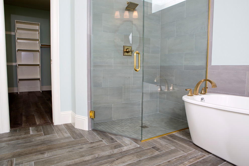 Exempel på ett stort klassiskt en-suite badrum, med ett undermonterad handfat, skåp i shakerstil, vita skåp, marmorbänkskiva, ett fristående badkar och en hörndusch