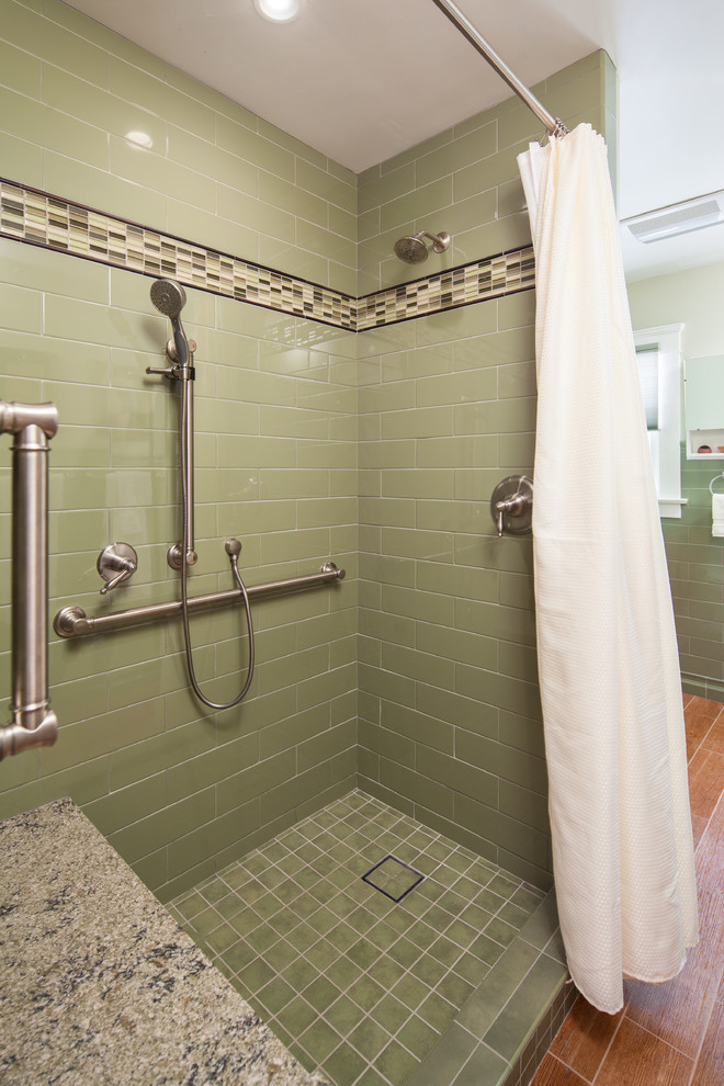 Idée de décoration pour une salle de bain principale tradition de taille moyenne avec un carrelage vert, des carreaux de céramique et un plan de toilette en quartz.