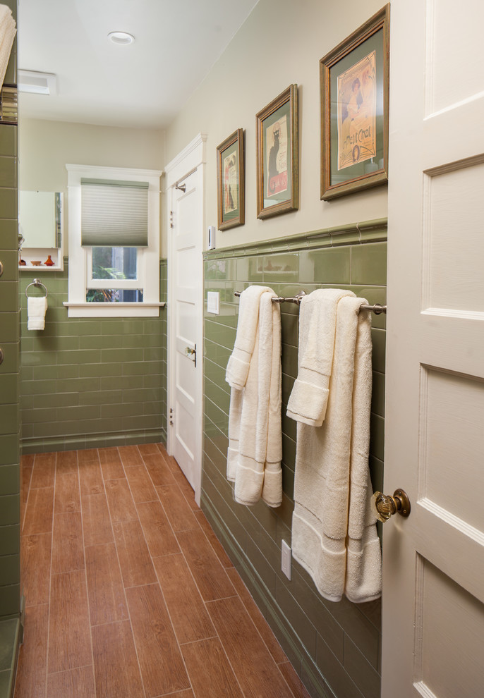 Esempio di una stanza da bagno padronale tradizionale di medie dimensioni con piastrelle verdi, piastrelle in ceramica, pareti beige, pavimento con piastrelle in ceramica e pavimento marrone