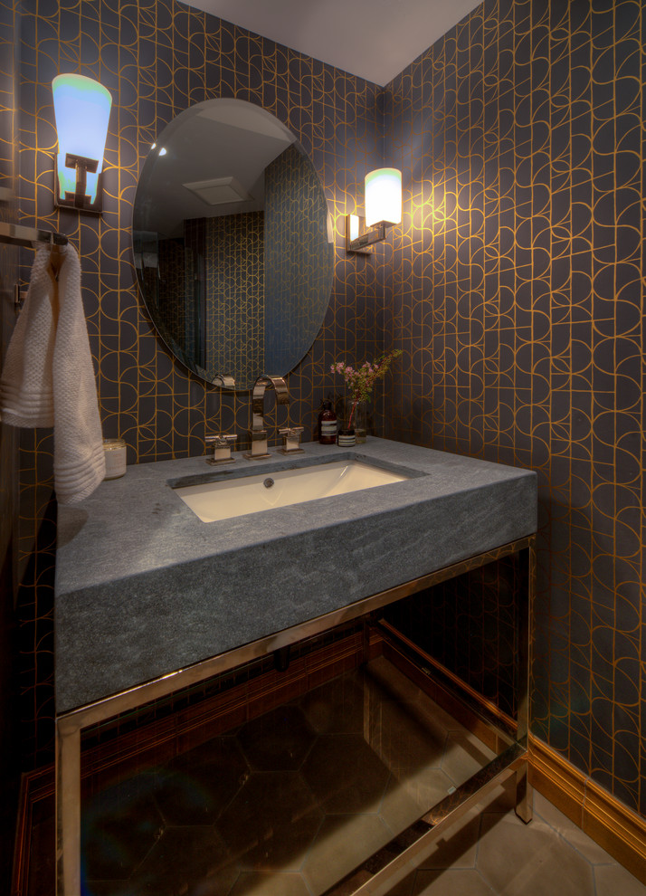 Réalisation d'une salle de bain design avec un mur violet, un sol en carrelage de porcelaine, un lavabo encastré, un plan de toilette en béton, un sol beige et un plan de toilette gris.