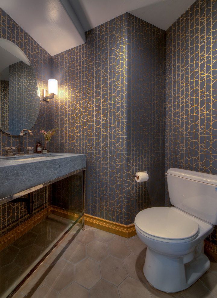 Foto på ett litet funkis grå badrum med dusch, med öppna hyllor, grå skåp, en toalettstol med hel cisternkåpa, klinkergolv i porslin, beiget golv, lila väggar och bänkskiva i betong