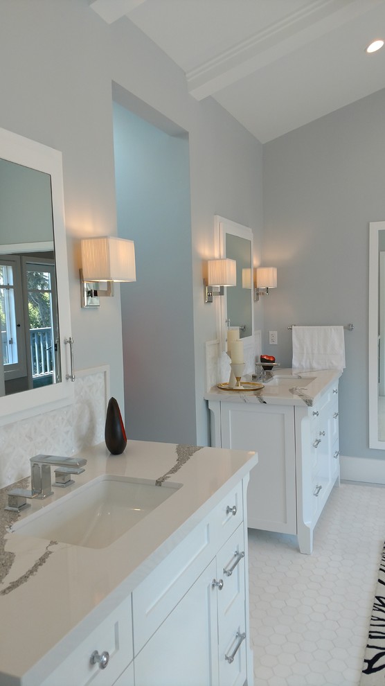 Foto de cuarto de baño principal tradicional renovado de tamaño medio con armarios estilo shaker, puertas de armario blancas, bañera encastrada, sanitario de una pieza, paredes grises, lavabo bajoencimera y encimera de granito