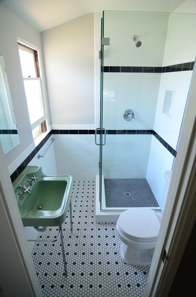 Ispirazione per una piccola stanza da bagno con doccia classica con lavabo a colonna, ante a filo, doccia ad angolo, WC monopezzo, piastrelle bianche, pareti beige e pavimento con piastrelle a mosaico