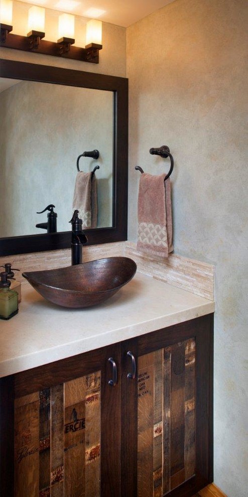 Bild på ett stort rustikt en-suite badrum, med släta luckor, skåp i slitet trä, beige kakel, blå väggar, granitbänkskiva, stickkakel, mellanmörkt trägolv, ett fristående handfat och brunt golv