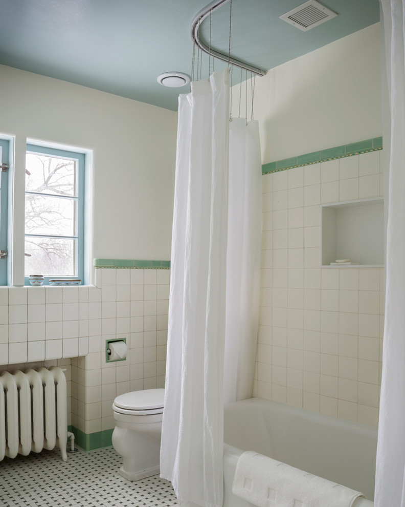 На фото: маленькая главная ванная комната в стиле неоклассика (современная классика) с плоскими фасадами, белыми фасадами, угловой ванной, белой плиткой, керамической плиткой, белыми стенами и полом из керамической плитки для на участке и в саду