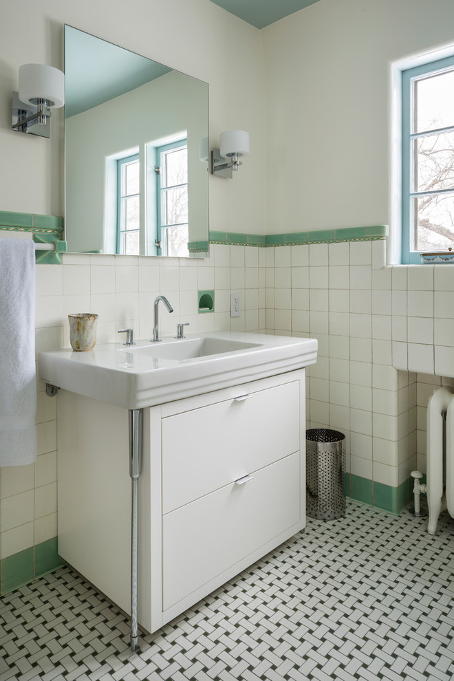 Idéer för att renovera ett litet vintage en-suite badrum, med släta luckor, vita skåp, ett hörnbadkar, vit kakel, keramikplattor, vita väggar och klinkergolv i keramik