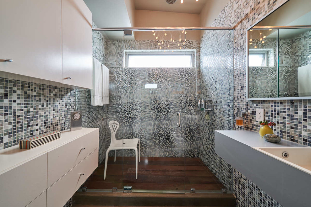 Идея дизайна: маленькая ванная комната в современном стиле с плоскими фасадами, белыми фасадами, инсталляцией, синей плиткой, стеклянной плиткой, серыми стенами, бетонным полом, душевой кабиной, подвесной раковиной, серым полом, душем с распашными дверями и серой столешницей для на участке и в саду
